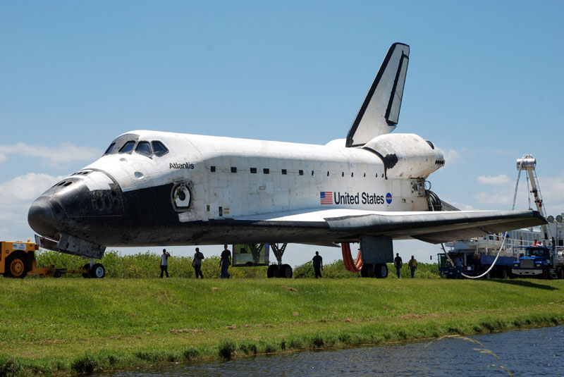 Atlantis returns home to its hangar