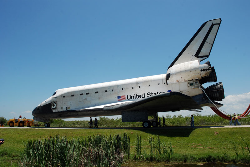 Atlantis returns home to its hangar