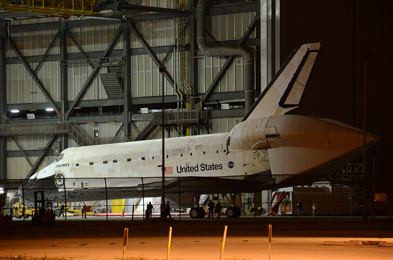 Space shuttle Discovery returns to runway for ride to Smithsonian