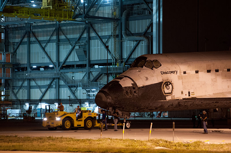 Space shuttle Discovery returns to runway for ride to Smithsonian