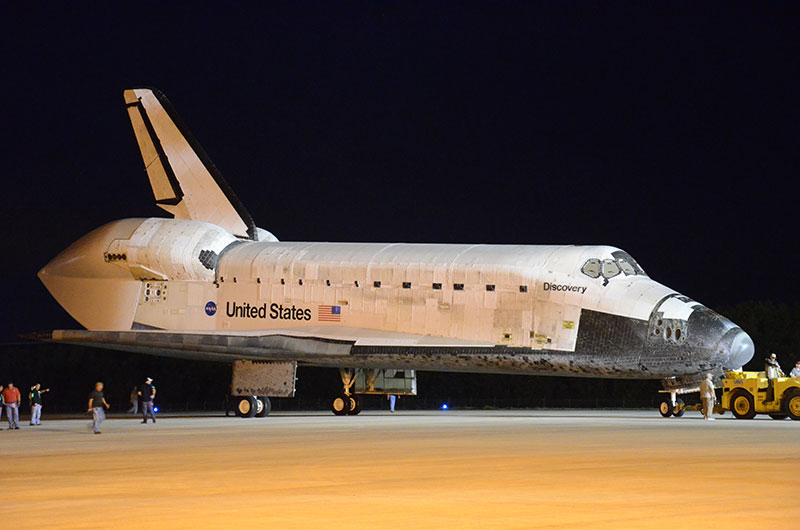 Space shuttle Discovery returns to runway for ride to Smithsonian