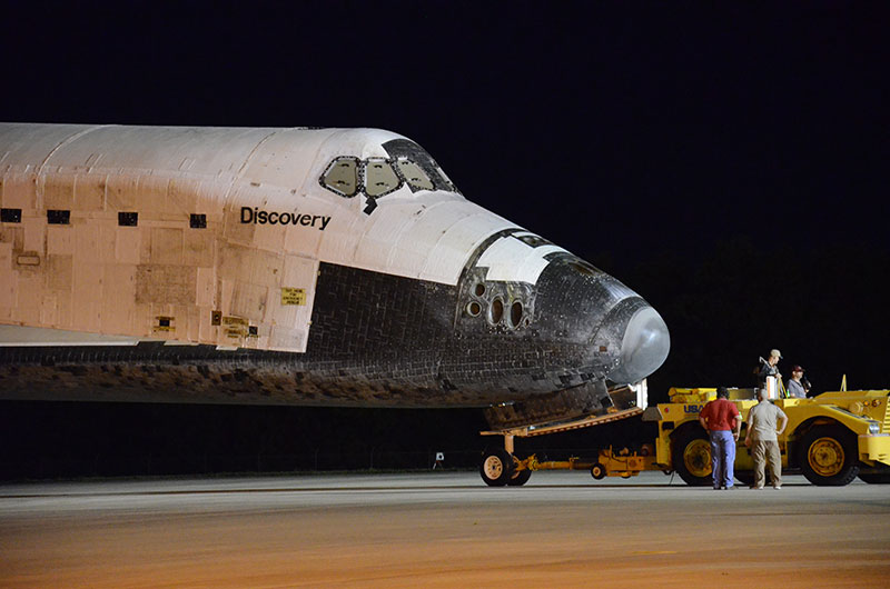 Space shuttle Discovery returns to runway for ride to Smithsonian