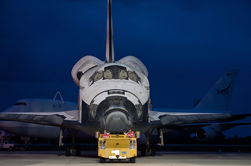 Space shuttle Discovery returns to runway for ride to Smithsonian